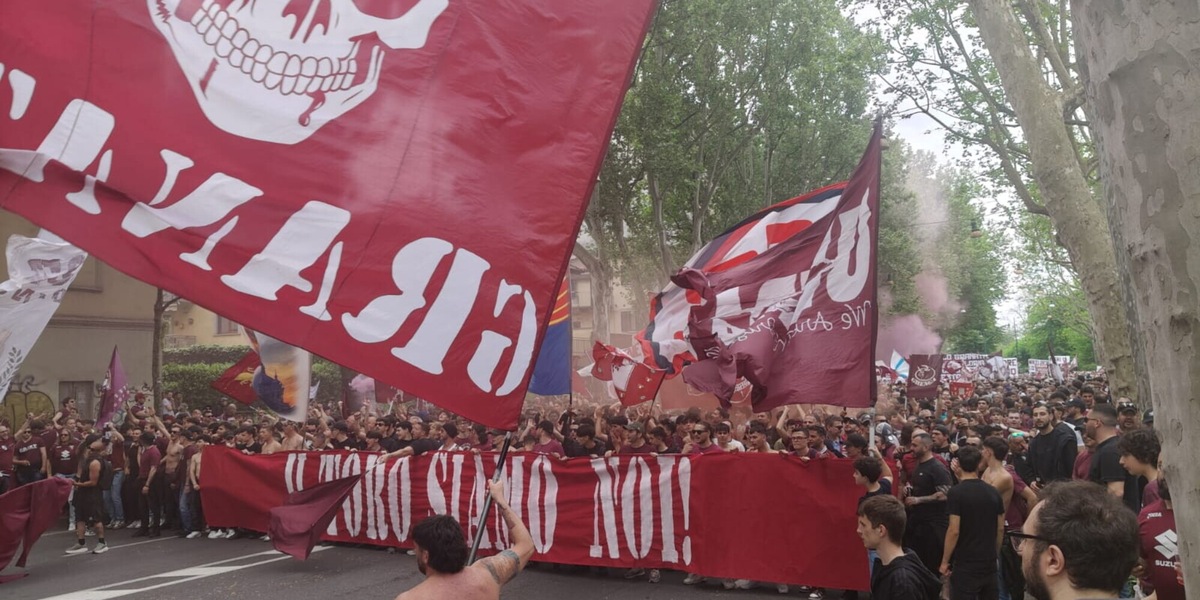 Torino ricorda Superga e omaggia gli Invincibili: tantissimi tifosi per le strade della città