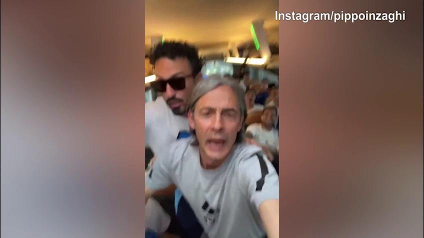 Filippo Inzaghi e la squadra scatenati sul pullman per fetseggiare la Serie A!