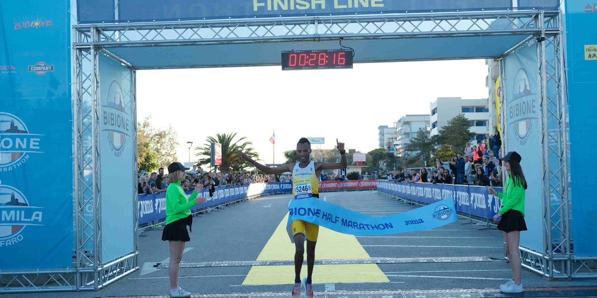 John Maina Ndirangu vince la 2^ Diecimila del Faro di Bibione, con 28'17" è la miglior prestazione maschile su suolo italiano 2025