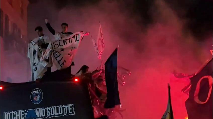 Pisa, festa in città con il bus scoperto