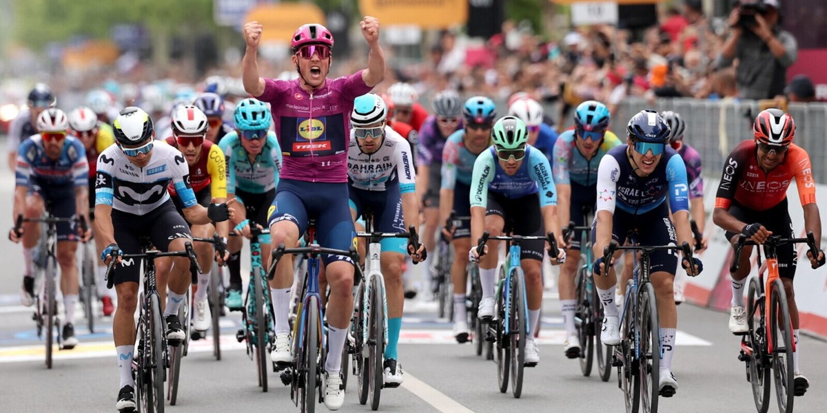 Giro d'Italia, Pedersen vince terza tappa e sorpassa Roglic: è di nuovo maglia rosa