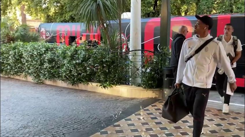 Milan, l'arrivo in hotel: è iniziata la missione Coppa Italia