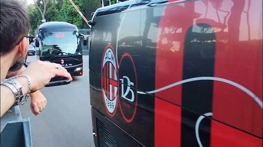Milan-Bologna, l'arrivo all'Olimpico dei due pullman