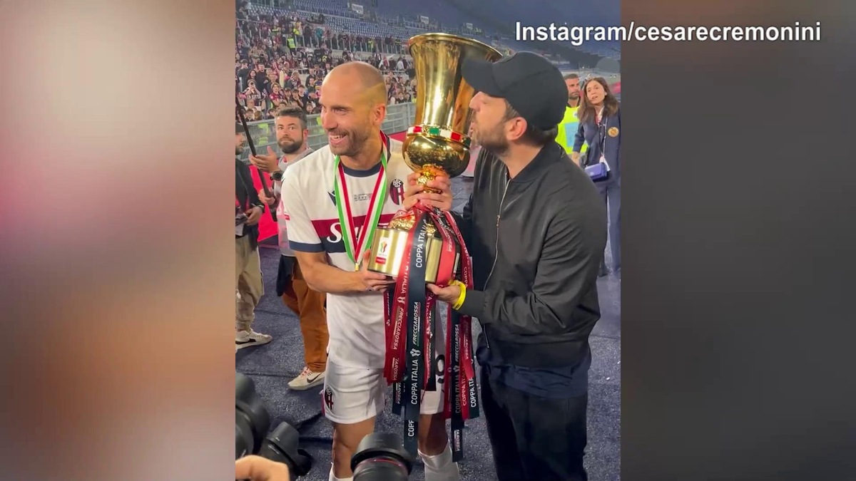 Il Bologna vince la Coppa Italia: Cremonini in campo festeggia con la squadra
