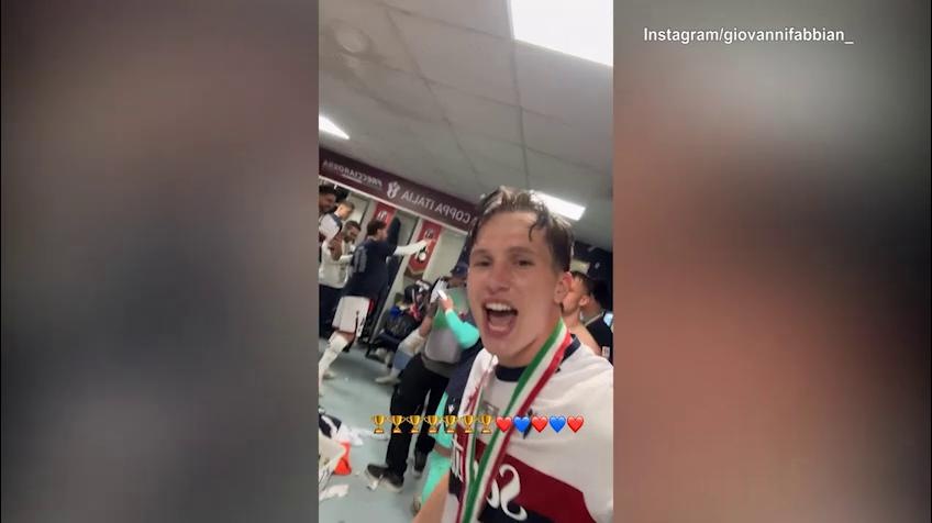 Nello spogliatoio del Bologna festeggia anche Calafiori