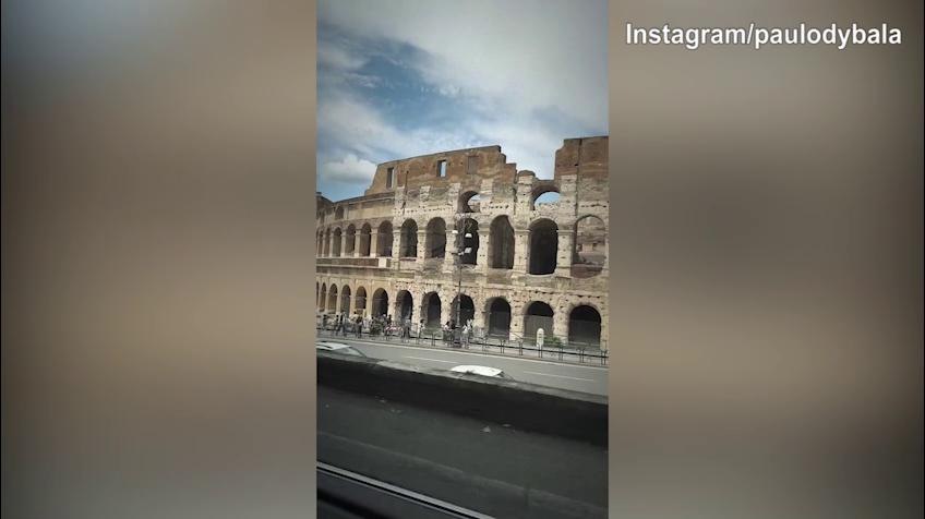 Dybala innamorato di Roma: eccolo passare sotto il Colosseo