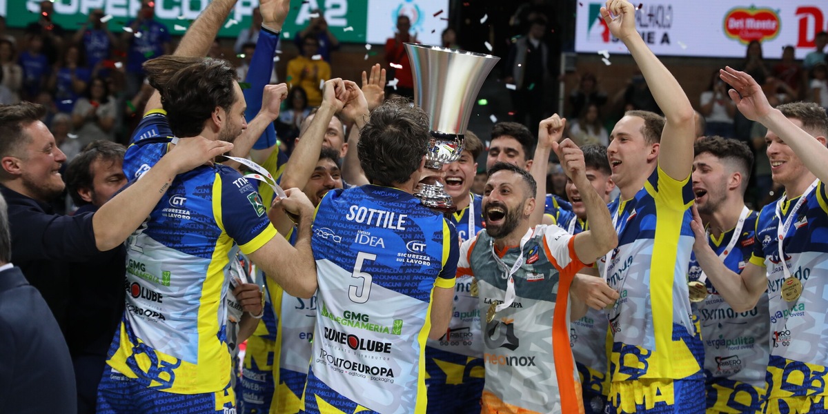 Supercoppa di A2: dopo la promozione Cuneo alza anche il trofeo