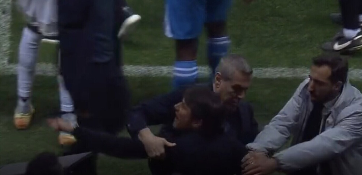 Parma-Napoli, l'espulsione di Conte: ne servono due per tenerlo fermo!