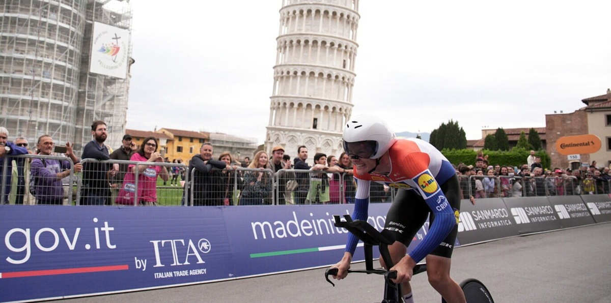 Giro, Hoole vince la 10ª tappa. Del Toro resta in rosa, Roglic accorcia
