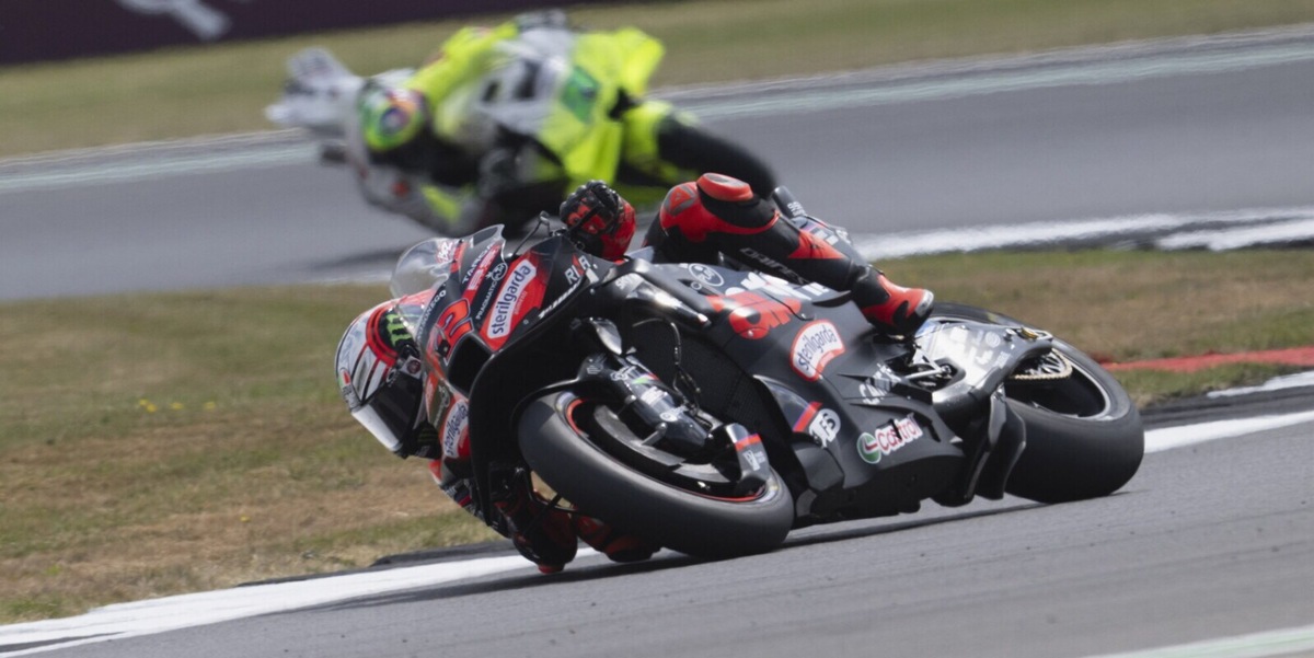 Bezzecchi trionfa a Silverstone, Marquez di corto muso su Morbidelli. Bagnaia cade