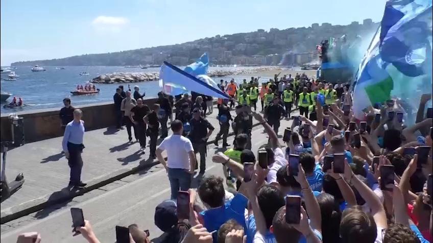 Napoli, ecco il pullman dei campioni