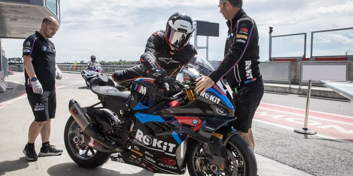 In sella alla BMW M 1000 RR di Razgatlioglu: dentro il sogno SBK