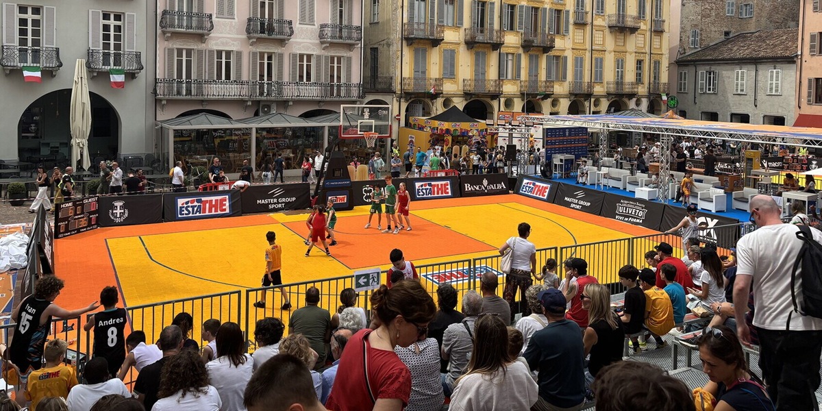 Strepitoso successo per l’ Estathè 3x3 Streetbasket : piazza gremita e una città in festa