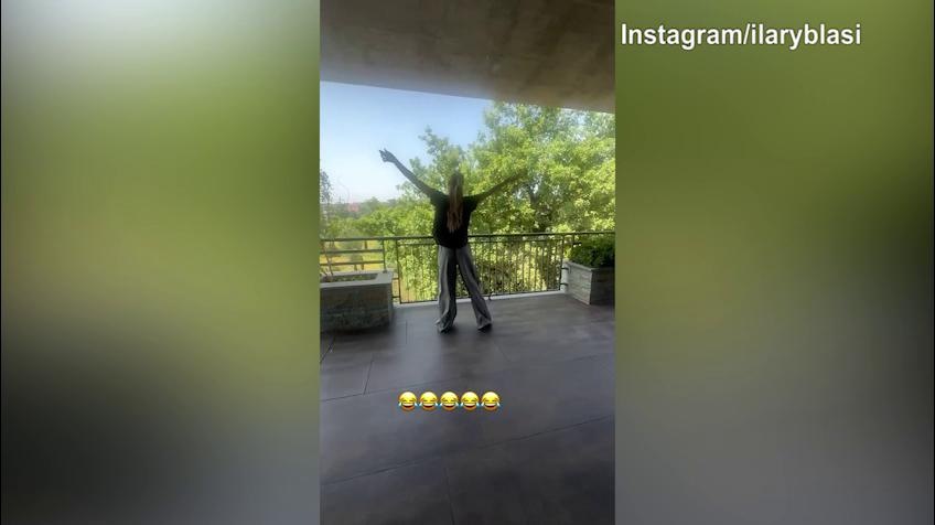 Ilary Blasi scatenata: balla sul terrazzo di casa sulle note di "Piccolo uomo"