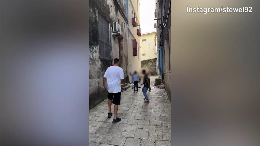 El Shaarawy in Tanzania: il video dei palleggi con un bambino diventa virale