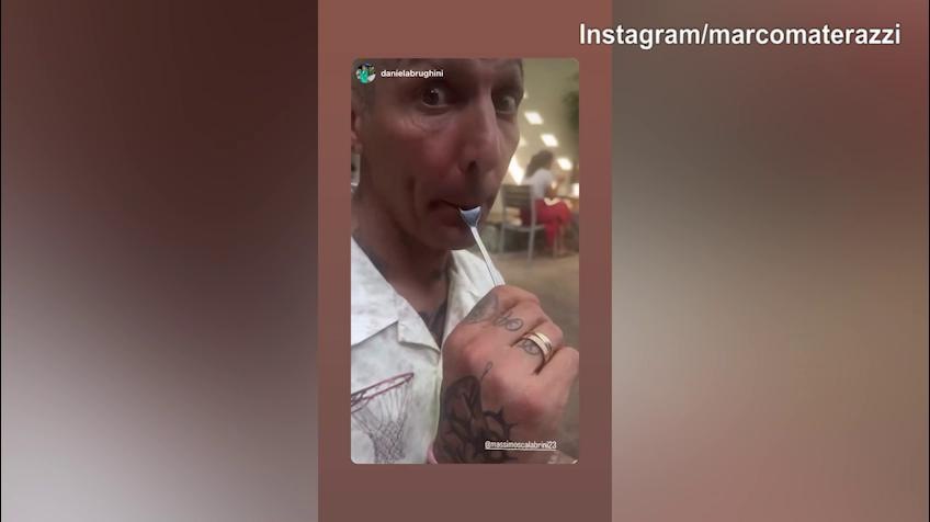 Tifoso "pazzo" di tatuaggi per Materazzi, lui rimane sbalordito...