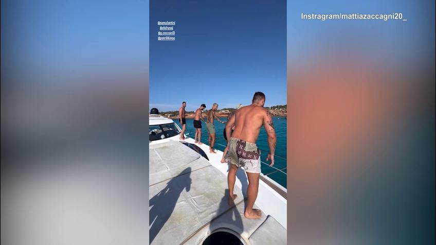 Zaccagni e Hysaj, tuffo dallo yacht