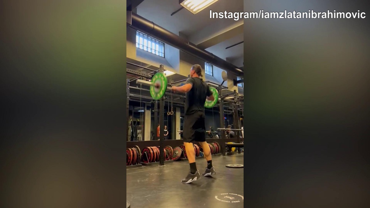 Milan, Ibra suda in palestra alzando i pesi