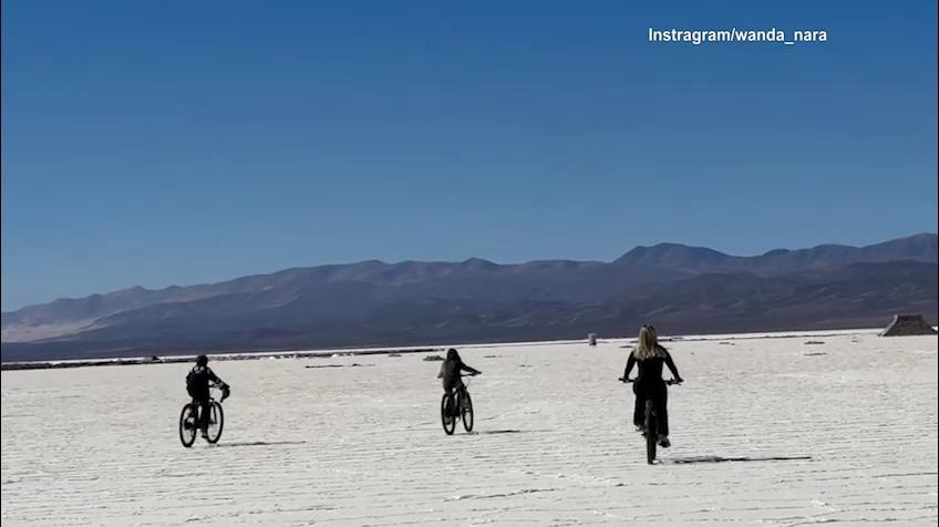 Wanda Nara nel deserto con le biciclette