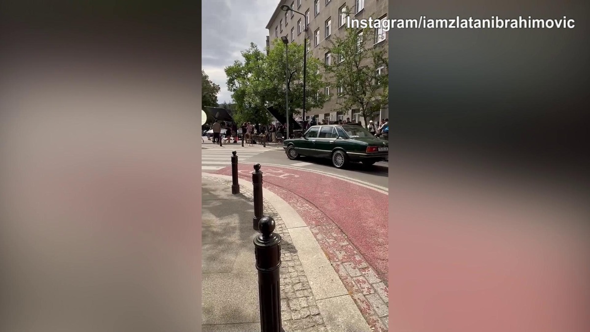 Ibra gira sul set, quante persone intorno a lui!