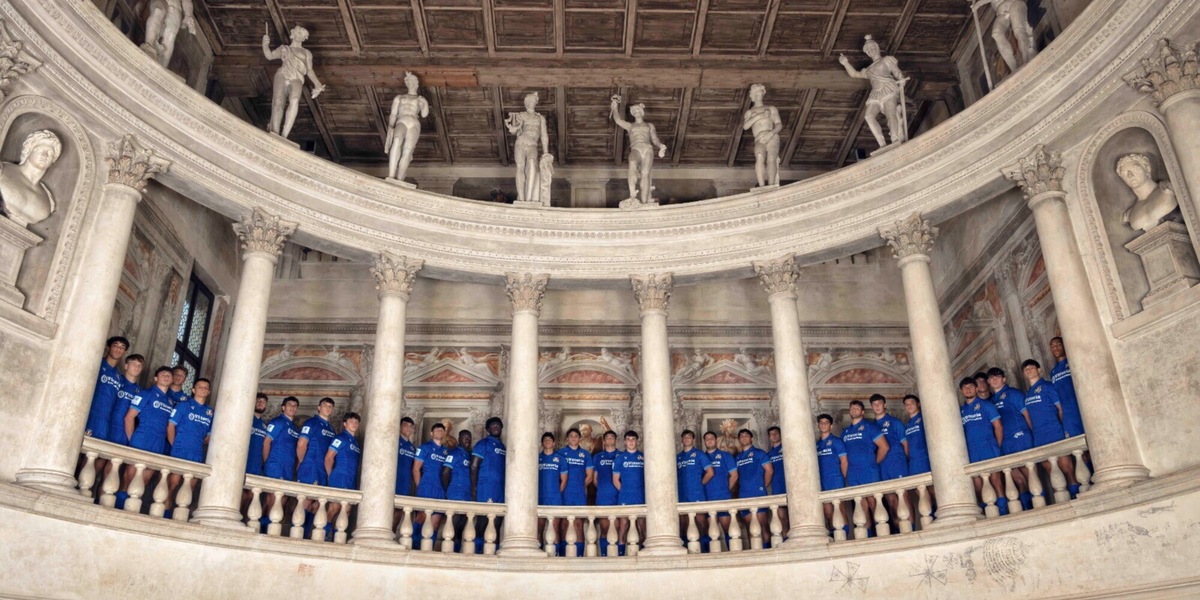 Rugby, la Nazionale U20 in posa al Teatro all’Antica di Sabbioneta per la foto ufficiale