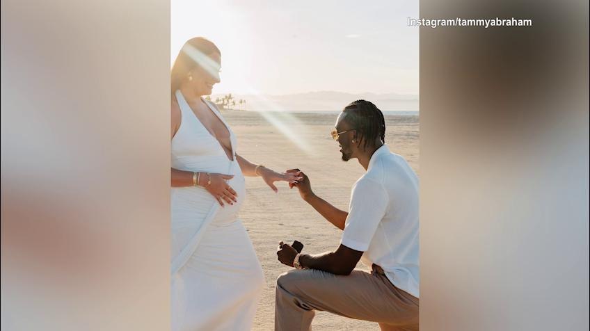 Abraham, promessa di matrimonio in spiaggia