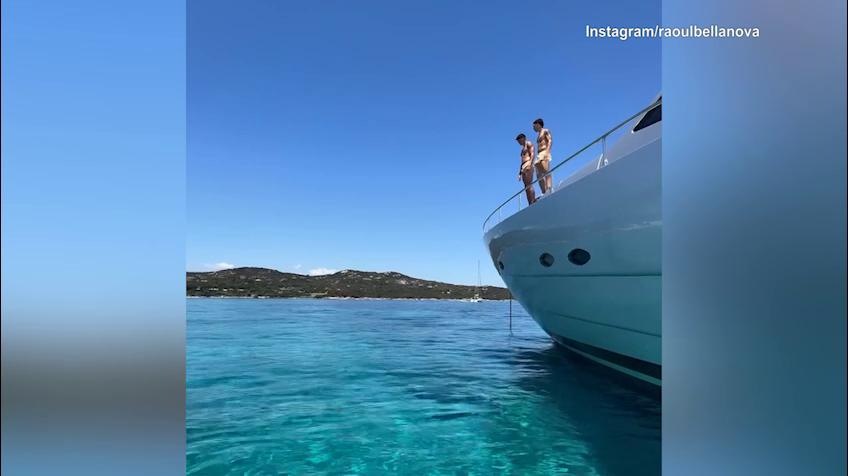 Bellanova, che tuffo dallo yacht