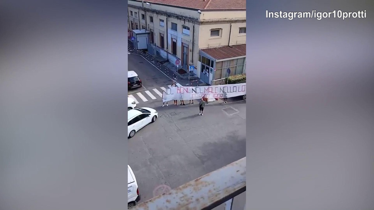 Striscione dei tifosi per Protti, lui ringrazia commosso