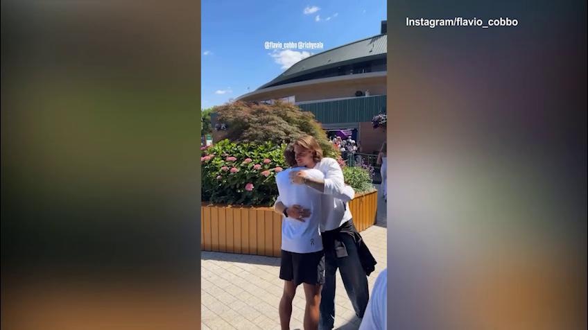 Cobolli saluta Bove e Calafiori prima di sfidare Djokovic