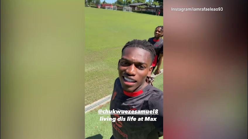 Leao e Chukwueze, che risate a Milanello