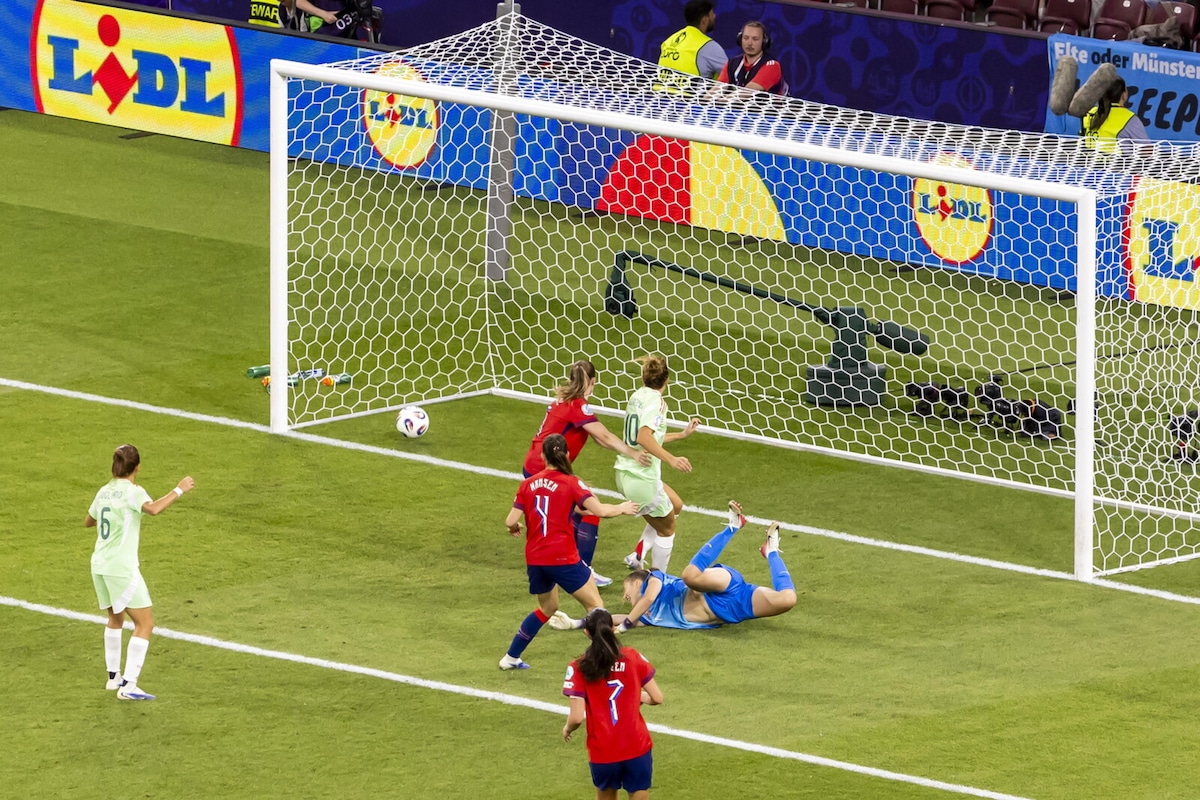 Italia, storica semifinale all'Europeo: Girelli da sogno, doppietta indimenticabile