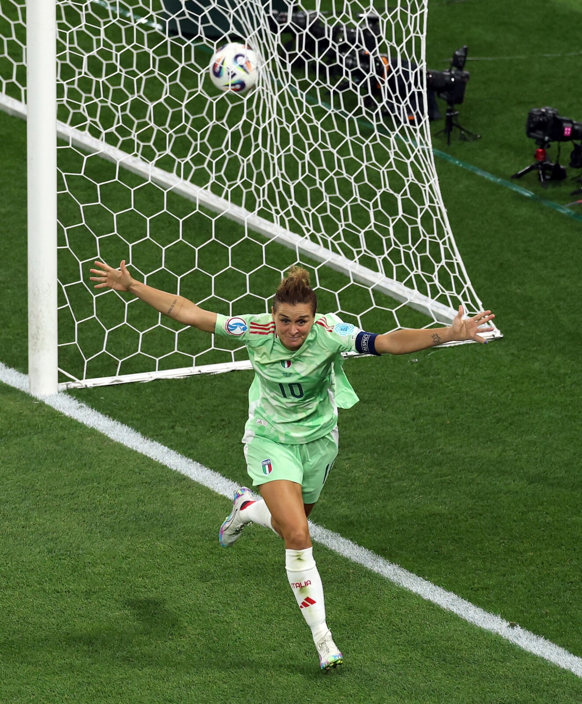Italia, storica semifinale all'Europeo: Girelli da sogno, doppietta indimenticabile