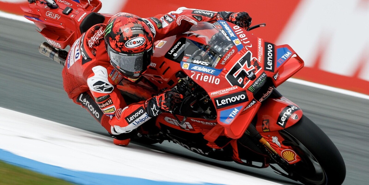 Bagnaia in pole a Brno, la prima in stagione. Marquez insegue ma scivola nel finale delle qualifiche