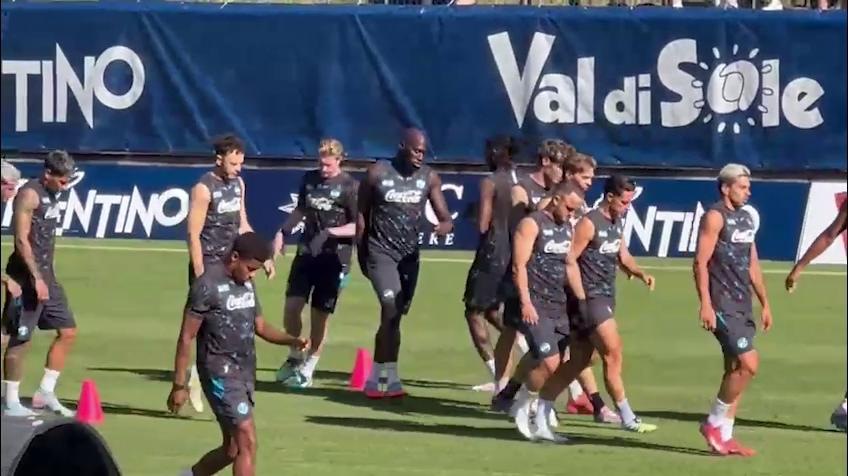 Napoli, De Bruyne e Lukaku sudano sotto il sole di Dimaro