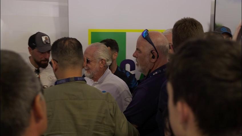 Napoli, De Laurentiis incontra e saluta i tifosi a Dimaro