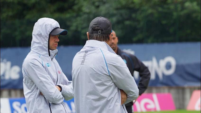 Il Napoli si allena sotto la pioggia