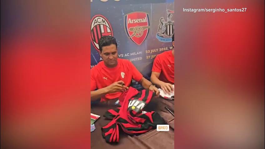 Milan, tifosi in coda per un autografo di Serginho e Pato
