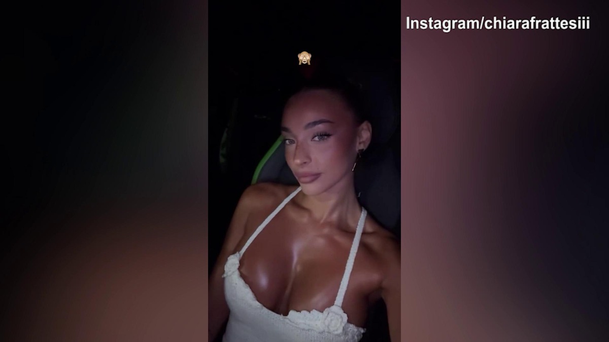 Chiara Frattesi in posa, Geolier "ruba" la scena