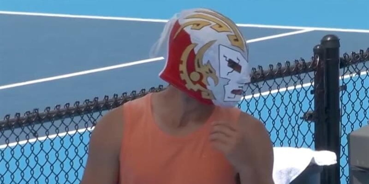 Lo riconoscete? Il top player del tennis sorprende: indossa la maschera da wrestler in campo!
