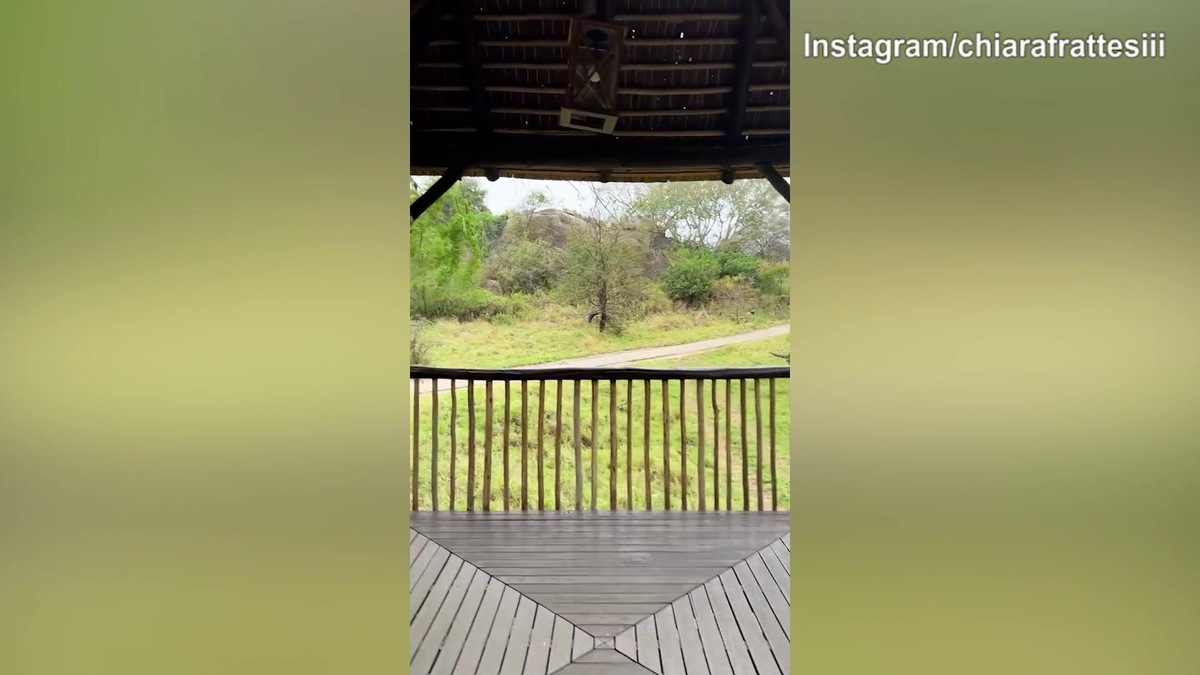 Chiara Frattesi in Africa in mezzo ad un paesaggio meraviglioso