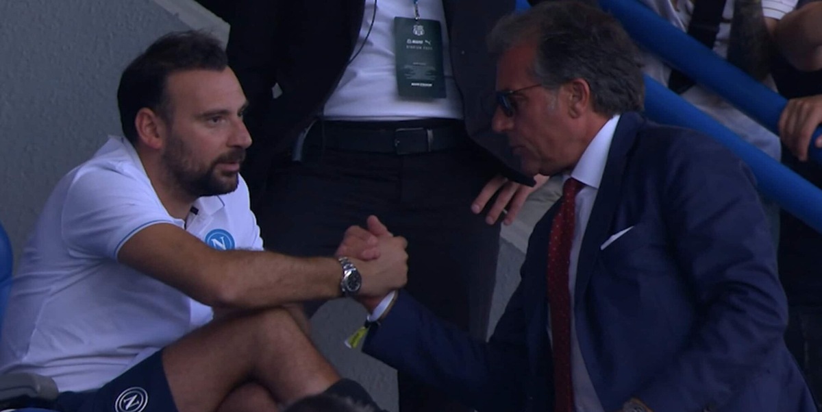 Giuntoli e Manna, baci e abbracci al Mapei: l'incontro scatena i tifosi Juve, social impazziti