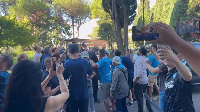 Napoli, visite mediche e bagno di folla per Hojlund