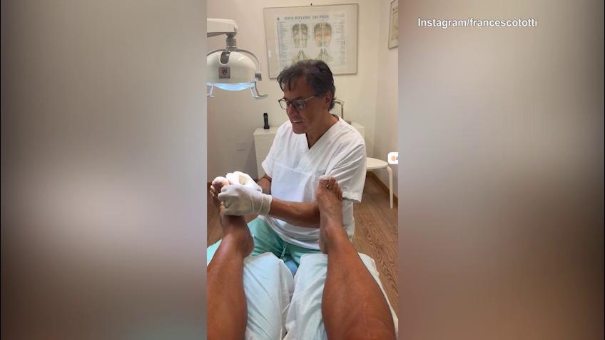 Totti, è il momento della pedicure