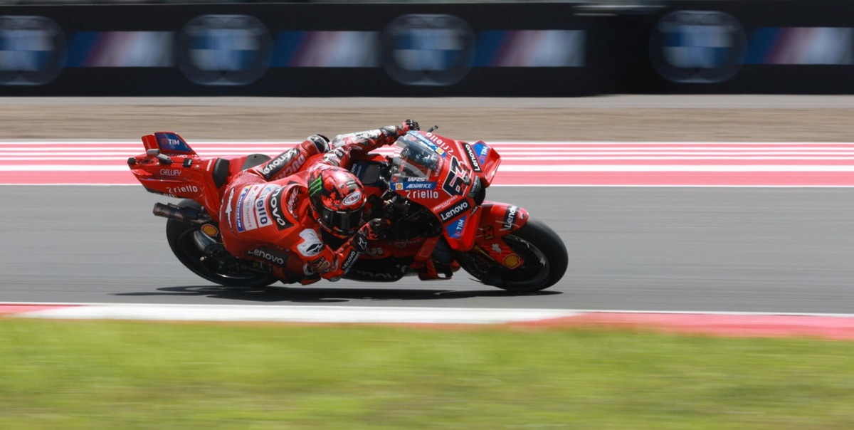 MotoGP Indonesia: Bagnaia cade, incidente Bezzecchi-Marquez e vince Aldeguer