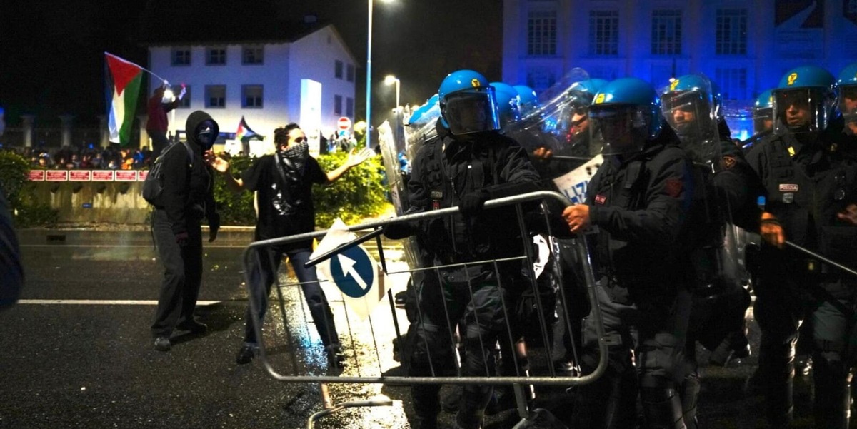 Italia-Israele, il corteo si trasforma in guerriglia urbana: scontri e arresti in centro a Udine