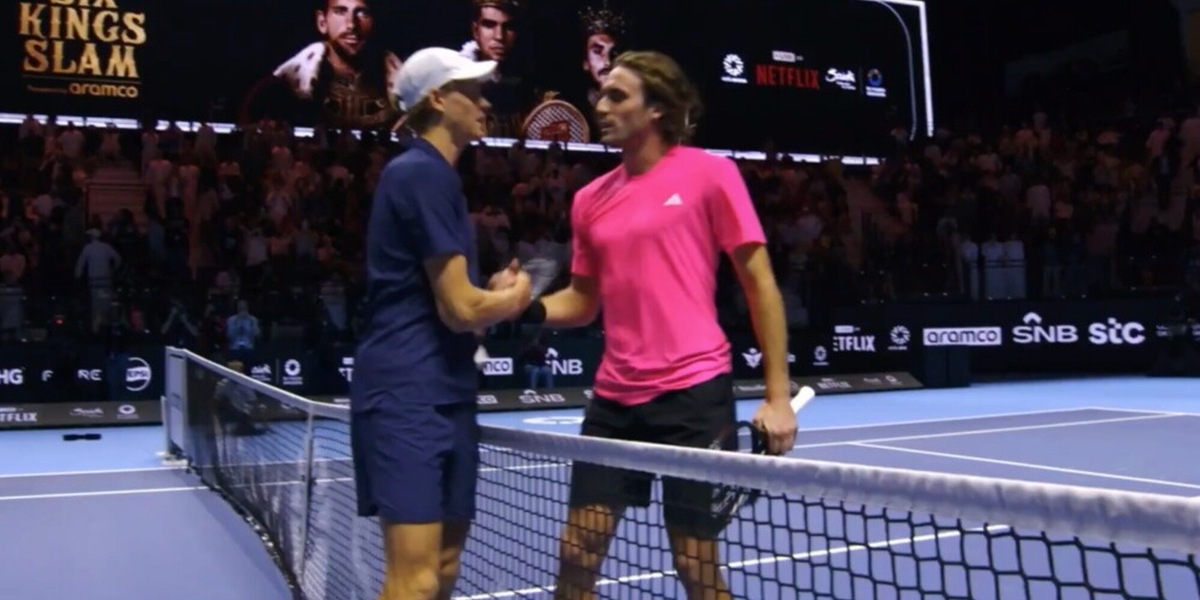 Sinner travolge Tsitsipas, esordio senza storia al Six Kings Slam: ora Djokovic