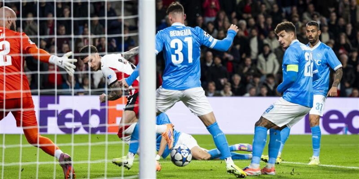 Napoli annientato, il Psv ne fa sei: McTominay non basta a Conte. Psg, Barcellona e Arsenal esagerano
