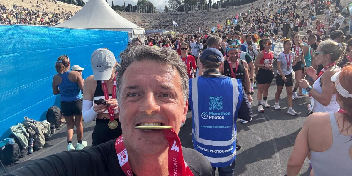 Maratona di Atene: Matteo Renzi tra lacrime e orgoglio conquista il traguardo