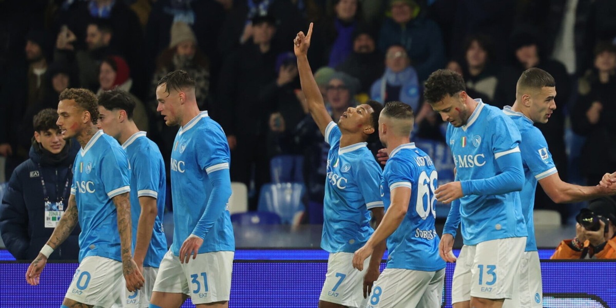 Conte ritrova Neres e scopre Lang: il Napoli spazza via l'Atalanta di Palladino e torna primo