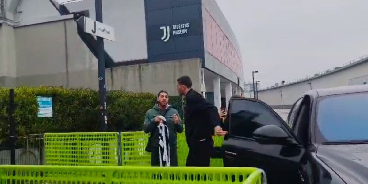 Juve, Vlahovic arriva al J Medical per gli esami dopo l’infortunio